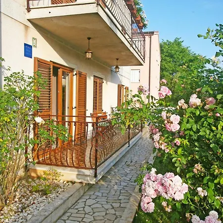 Apartament Maras *