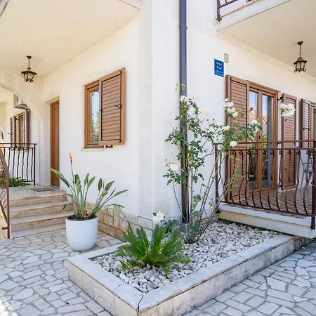 Apartment Maras *